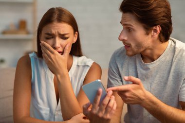 Aldatma ve sadakatsizlik. Kıskanç Erkek Arkadaş, Ağlayan Kız Arkadaşa Telefonu Gösterip İçerideki Koltukta Otururken Açıklama İsteyecek. Seçici Odaklanma