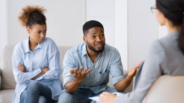 Evlilik Terapisi Seansı. Afro-Amerikan Kocası Onun Hoşnutsuz Karısı Yanında Oturan Ve Danışman Talking.