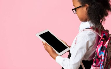 Siyah Liseli Kız Sarı Stüdyo Arkaplanı Üzerinde Dijital Tablet Boş Ekran Bakıyor. Eğitim Uygulamaları. Arka Görünüm, Mockup, Boş Alan