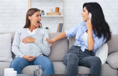 Doğum ve Doğum. Arkadaşı doktor çağırırken, hamile kız acı dolu bir spazm geçirip bağırıyor..