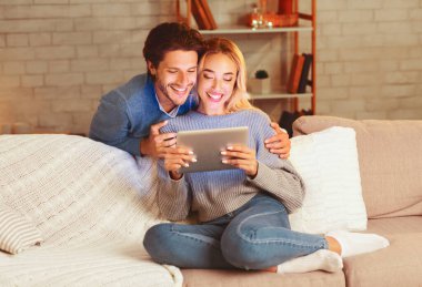 Seven Eşler Dijital Tablet Kullanarak Evde Kanepede Oturan Film İzleme. Seçici Odak