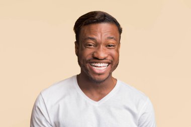 Komik şaka. Afrikalı Amerikalı Milenyum Adamı, Sarı Arkaplanda Duran Kameraya Gülen Adam. Stüdyo Çekimi