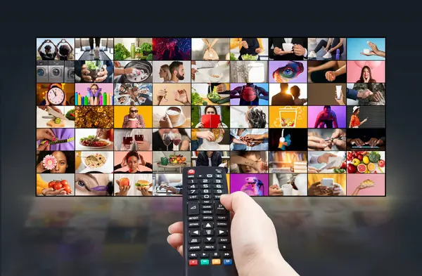 Görüntü, büyük bir ekranın önünde siyah bir televizyonun uzaktan kumandasını tutan bir eli gösteriyor. Ekran, her biri farklı bir sahne tasvir eden daha küçük resimlerden oluşan bir ızgara gösteriyor.