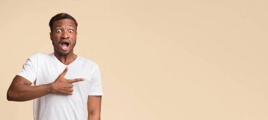 Şuraya bak. Sarı Stüdyo Arkaplanındaki Kopya Alanı 'nı işaret eden afro adam şok oldu. Panorama