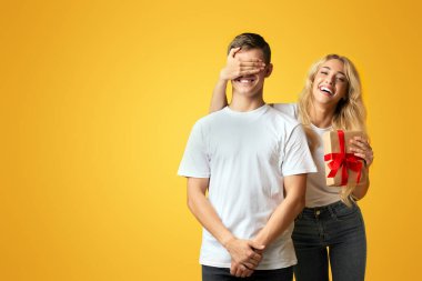 Bil bakalım kim. Güzel kız erkek arkadaşları gözleri kapsayan ve ona sarı arka plan üzerinde mevcut veren