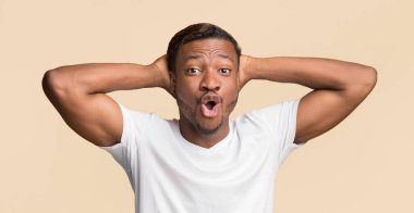 Omg. Sarı arka planda duran kameraya bakarken siyah adamın kafasını tutmasına şaşırdım. Stüdyo Çekimi