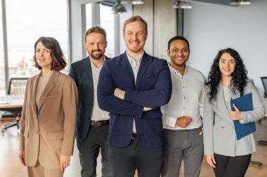 Modern bir ofis ortamında beş iş adamından oluşan farklı bir grup bir arada duruyor. Hepsi iş kıyafeti giyip, kendinden emin ve başarılı görünüyorlar..