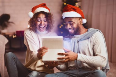 Mutlu bir afro çift Noel arifesinin tadını çıkarıyorlar.