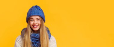 Kış şapkalı gülümseyen kızın portresi. Reklam için boş yeri var, panorama.