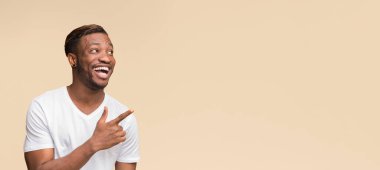 Şuraya bak. Heyecanlı Afro Adam, sarı arkaplanda duran mesaj için parmağını boşluğa doğrultuyor. Stüdyo Çekimi, Panorama