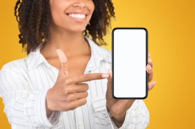 Modern Teknoloji Kavramı. Afrika kökenli Amerikalı bir kadın boş telefon ekranını işaret ediyor.