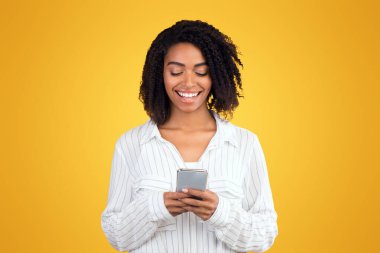 İletişim Konsepti. Mutlu siyahi kadın en iyi arkadaşları ya da ailesi ile sohbet ediyor telefon kullanıyor, kopyalama alanı kullanıyor.