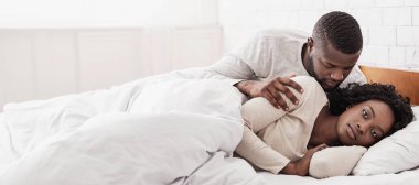 Kadın Cinsel İşlevsizlik Konsepti. Kadın kocasını yatakta görmezden geliyor, sevişmeyi reddediyor..