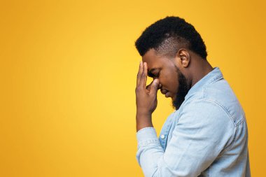 Sorunlar konsepti. Bunalımda olan Afrikalı Amerikalı adam derin düşüncelere dalıp çözüm bulmaya çalışıyor. Kopya alanı olan bir panorama.