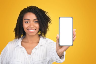Mobil Uygulama Reklamcılığı. Boş cep telefonu ekranı gösteren Afrikalı kadın, model, seçici odak