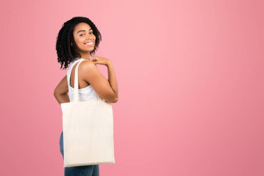 Beyaz Stüdyo Arkaplanı Üzerinde Çantalı Afrikalı Kız. Eko torba modeli, boş alan