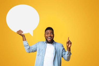 Benim bir fikrim var. Sarı stüdyo arka planında boş konuşma balonu tutan Afrikalı bir Amerikalı 'dan esinlenildi.