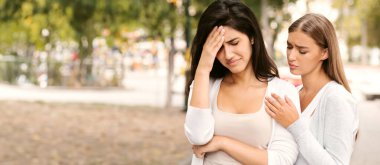 Şefkatli Arkadaş Parkta Ağlayan Kız 'ı Destekliyor. - Kadın Arkadaşlığı. Metin için Boşluk