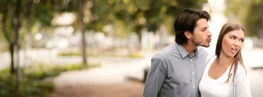 Dışarıda parkta kötü randevusu olan bir adamı öpmeyi reddeden iğrenç bir kadın. Cevaplanmamış Tek Taraflı Aşk Konsepti