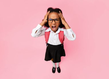 Stresli Siyah Liseli Kız Sarı Arkaplanda Stüdyoda Baş Dokunma diye bağırıyor. Yüksek Açı, Dikey Vuruş