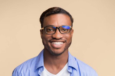 Gülümse. Pozitif Afro-Amerikalı Adam Sarı Arkaplanda Fotoğraf Çekiyor. Stüdyo Çekimi