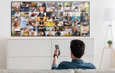 Bir adam kanepede oturur ve sağ elinde kumandayla televizyon izler. TV ekranında insanlar, nesneler ve sahneler de dahil olmak üzere çeşitli resimlerden oluşan bir kolaj gösteriliyor