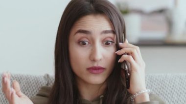 Dedikodu zamanı. Duygusal kız cep telefonuyla konuşuyor, son haberleri evde paylaşıyor.