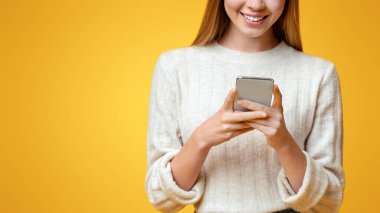 Modern İletişim. Smartphone 'da gezinen, arkadaşlarla mesajlaşan ya da sohbet eden güzel bir kız.