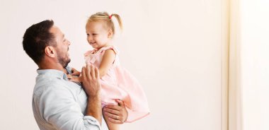 Evlatlık çocuk. Mutlu bin yıllık babalar evlatlık çocuklarına sarılır, kızlarıyla vakit geçirir. Boşluğu kopyala