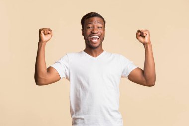 Öyle mi? Neşeli Afro Adam Bağrışmaları ve Sarsılan Yumrukları Sarı Arkaplanda Duruşunu Kutluyor. Stüdyo Çekimi