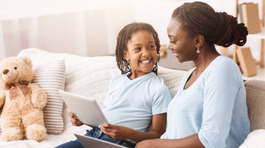 Neşeli Afro Aile İnternet 'i tarıyor, Anne ve Kız Bilgi Arıyor. Boşluğu kopyala