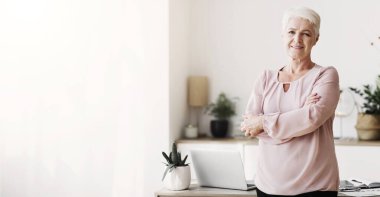 Başarılı kıdemli iş kadını kamerada poz veriyor, evden çalışıyor, boşluğu kopyalıyor