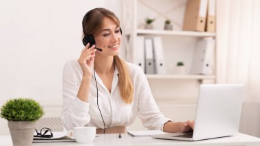 Video çağrısı. Gülümseyen Girişimci Kadın İnternet Konferansı 'na katılıyor ya da Modern Ofis' te Oturuyor.