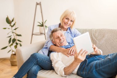 Olgun çiftler, hafta sonları evde dinlenirken tablet üzerinde web sörfü yapmayı, film çekmeyi seçiyorlar.