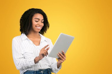 Mail kontrol ediliyor. Siyah milenyum kızı tablet kullanıyor, internette geziniyor beyaz stüdyo arka planında izole edilmiş, telif uzayı