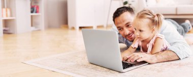 Eğitim Konsepti. Millennial baba kızına dizüstü bilgisayar kullanmayı öğretiyor. Boş alan