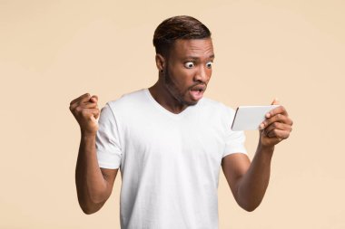 Telefon sorunu. Sarı Arkaplan 'ın üzerinde duran akıllı telefona bakarken şok oldum. Stüdyo Çekimi