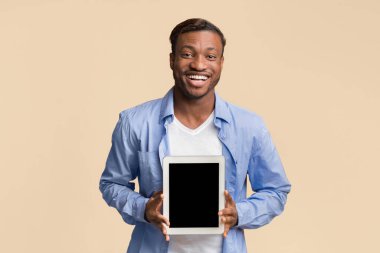 Harika bir uygulama. Afrikalı Amerikalı Adam Boş Dijital Tablet Ekranı Gösteriyor Sarı Stüdyo Arkaplanı Üzerinde Duruyor. Model