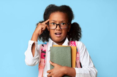 Karantina ödevi. Sarı Arkaplanda Kamera Pozisyonuna Bakan Karmaşık Liseli Kız Tutucu Kitapları. Stüdyo Çekimi