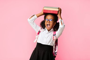 Okul stresi. Duygusal Siyahi Liseli Kız Stüdyoda sarı arka planda baş pozu veren kitaplar tutuyor. Boş Alan