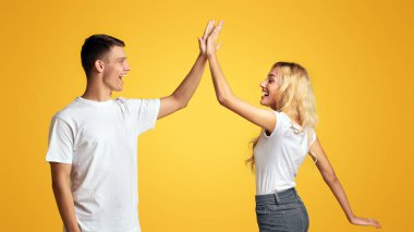 Neşeli Milenyum Erkeği ve Kızı Birbirlerine Çak Çak Çak Çak Çak, Sarı Arkaplan Çırpın