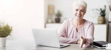 Pozitif üst düzey iş bayan sallayarak için el veren, anlaşma tamamlandı, ev iç, boş alan