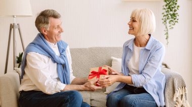 Sevgiyle hediye. Olgun adam eşine hediye veren, doğum günü ile tebrik