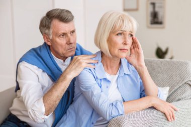 Olgun karı koca tartışıyor, adam evde aile çatışma çözmek için çalışıyor