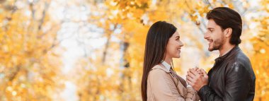 Aşk ilanı. Güzel aşıklar birbirlerine karşı dururlar, el ele tutuşurlar, Golden Park 'ta duygularını beyan ederler, kopyalama alanı olan bir panorama.