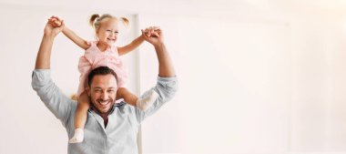 Mutlu Aile. Küçük kız babasının omuzlarında oturuyor, sırtına biniyor. Panorama, boş alan