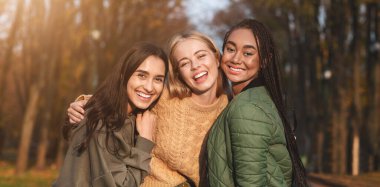 Park ve panorama 'da vakit geçiren üç uluslararası genç kız arkadaşın portresi