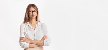 İş kadını kameraya gülümsüyor, ellerini çapraz yapıp beyaz arka planda poz veriyor. Kadın Girişimcilik 'ten. Stüdyo Çekimi