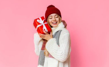 Hayaller gerçek olur. Gözleri kapalı bir kız arzu edilen noel hediyesini tutuyor, sarı stüdyo geçmişi var.