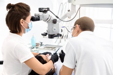 Stomatolojide zor vakalar. Modern diş muayenehanesinde tedavi gören iki diş hekiminin arka planı